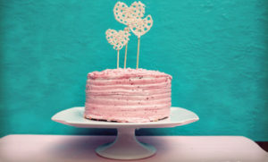 cake topper romantico a forma di cuore