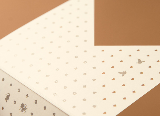 Partecipazione di matrimonio pieghevole con chiusura originale