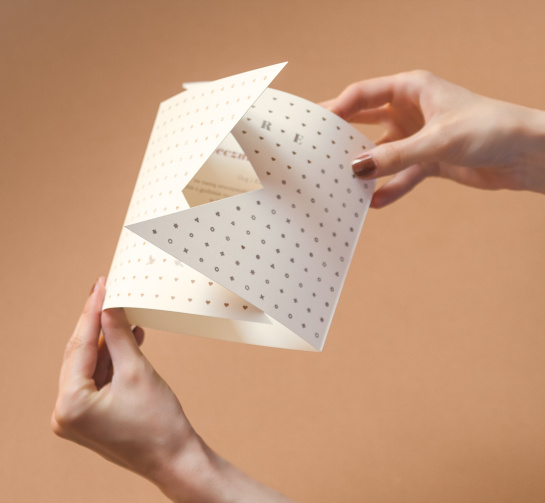 Partecipazione di matrimonio pieghevole con chiusura originale