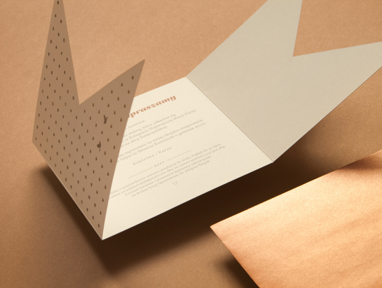 Partecipazione di matrimonio pieghevole con chiusura originale