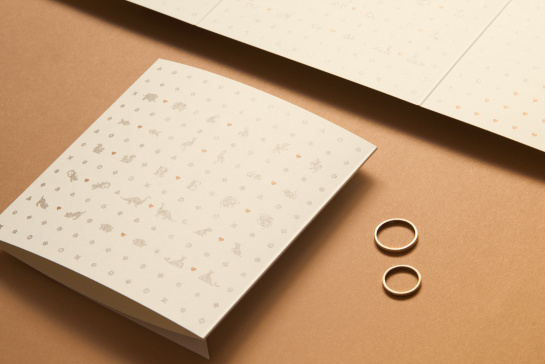 Partecipazione di matrimonio pieghevole con chiusura originale