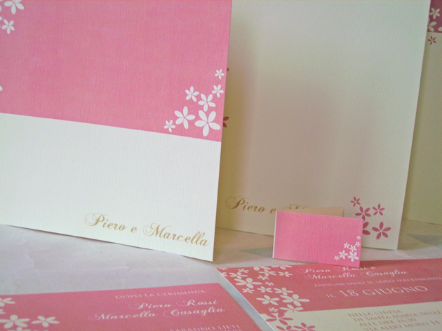 Partecipazioni di matrimonio con petali fioriti