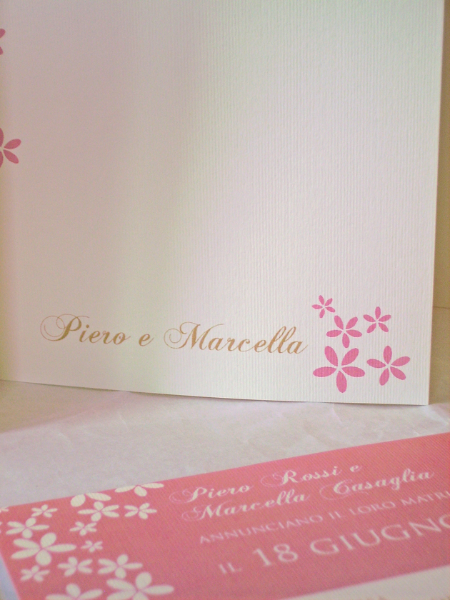 Partecipazioni di matrimonio con petali fioriti