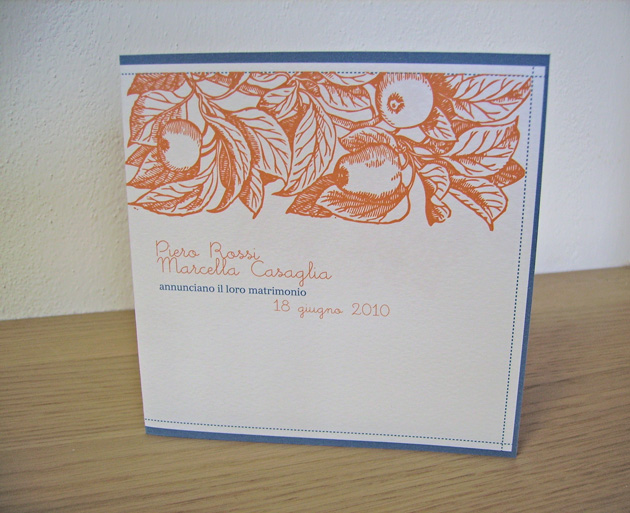 Partecipazioni di matrimonio blu e arancio con la frutta