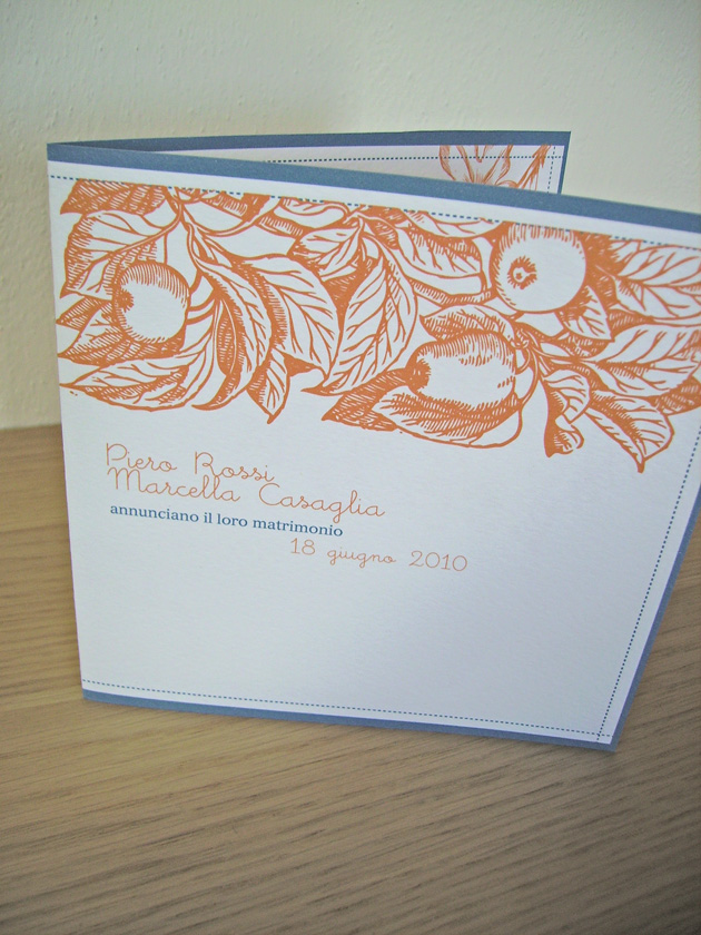 Partecipazioni di matrimonio blu e arancio con la frutta