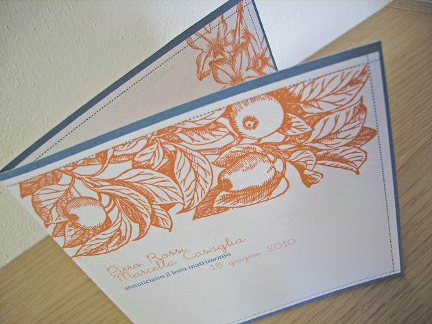 Partecipazioni di matrimonio blu e arancio con la frutta