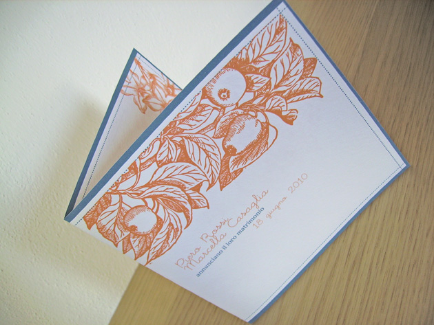 Partecipazioni di matrimonio blu e arancio con la frutta