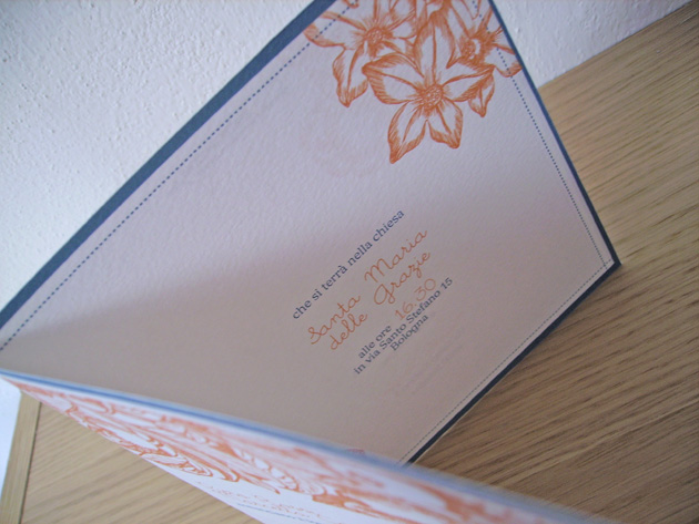 Partecipazioni di matrimonio blu e arancio con la frutta